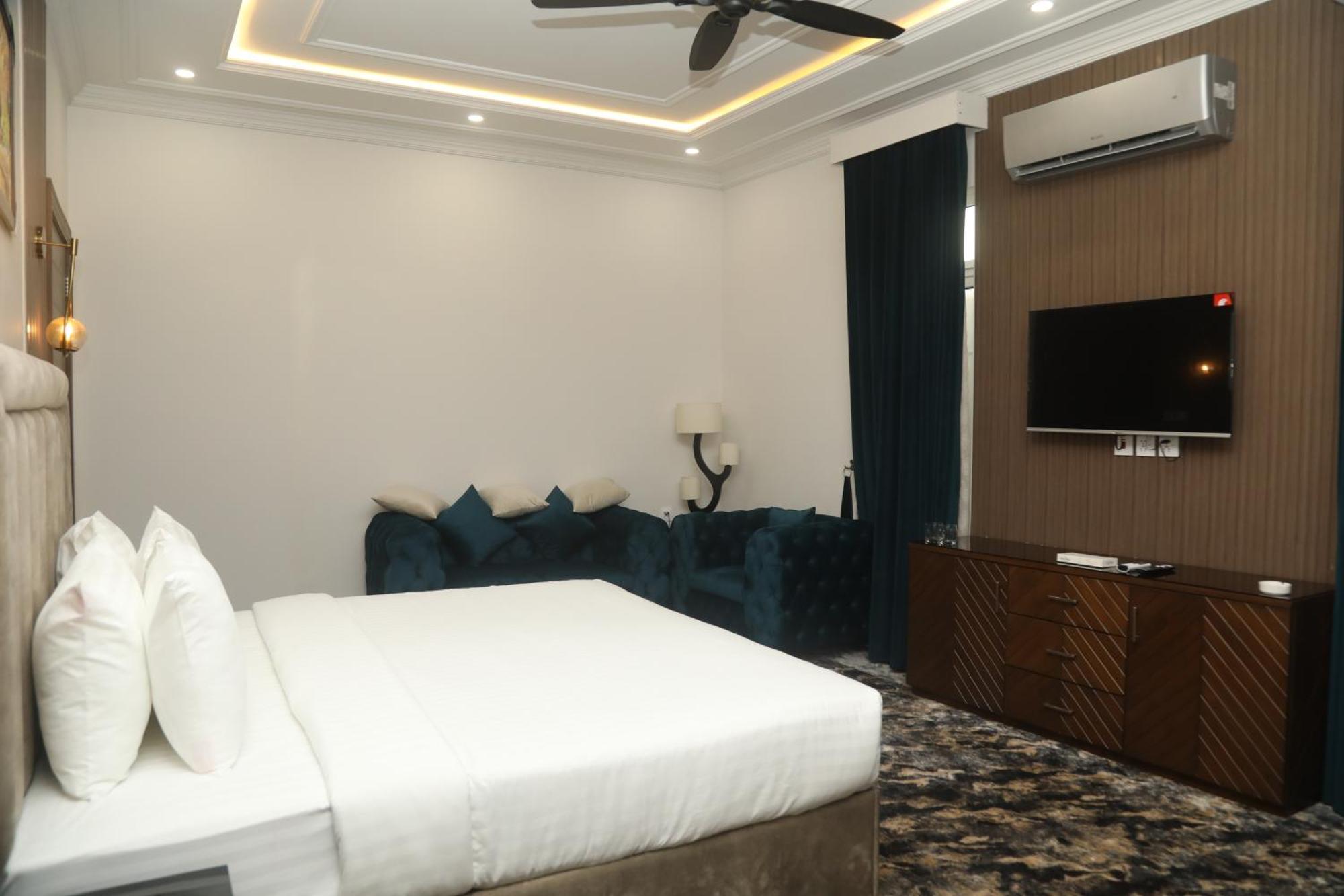 Swarg Hotel Sahiwal ภายนอก รูปภาพ