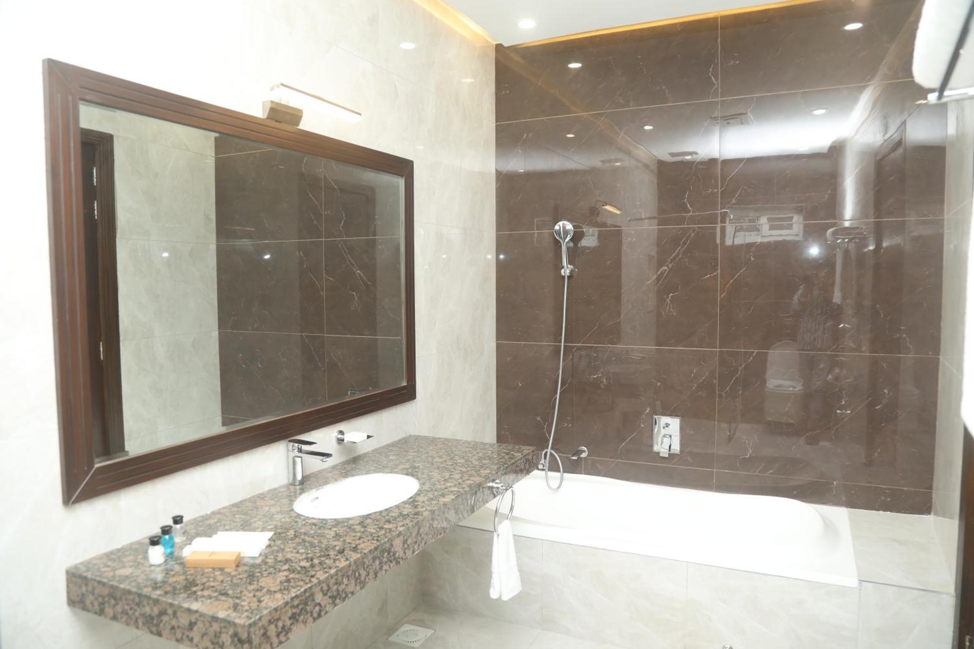 Swarg Hotel Sahiwal ภายนอก รูปภาพ