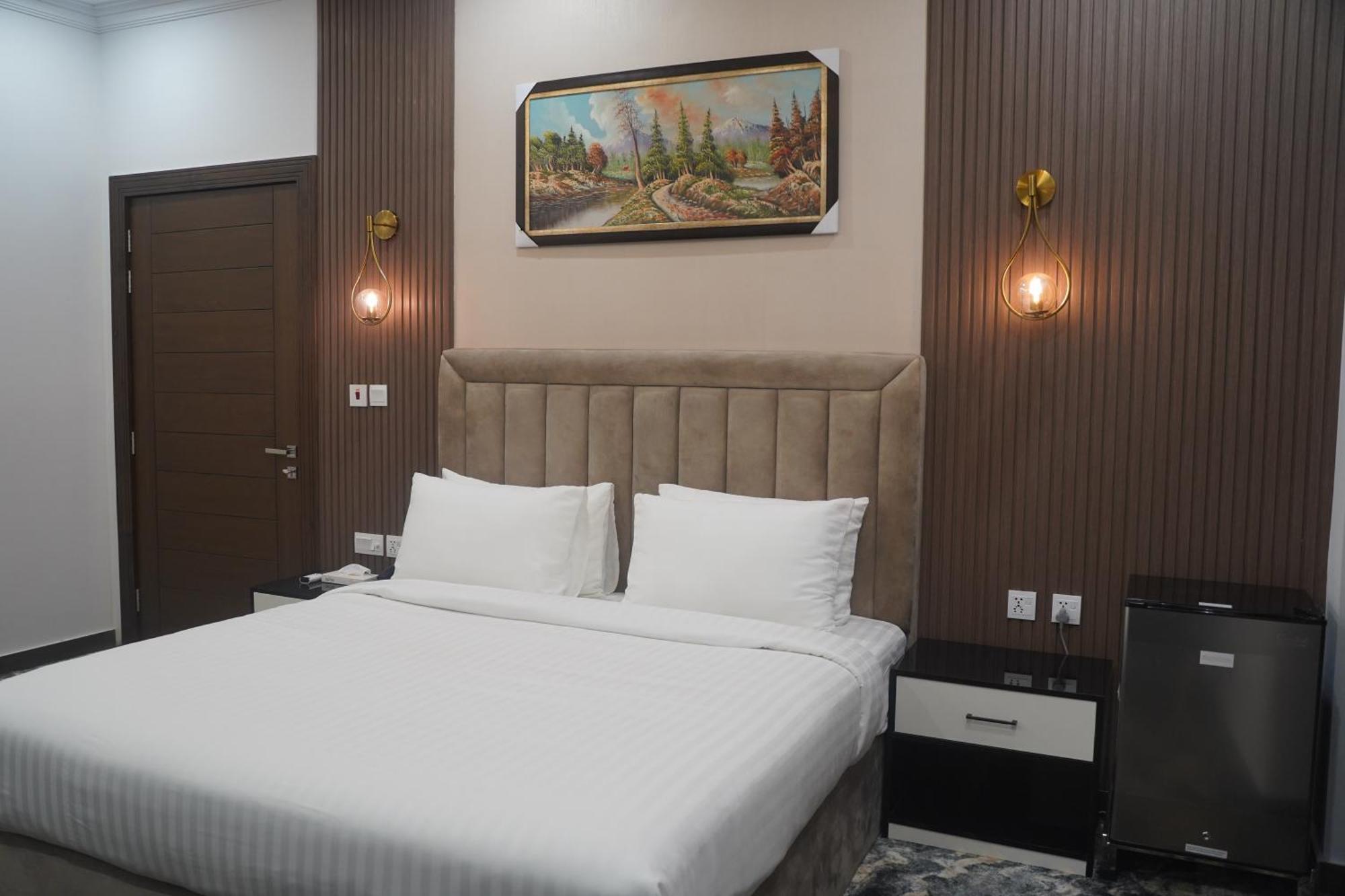 Swarg Hotel Sahiwal ภายนอก รูปภาพ