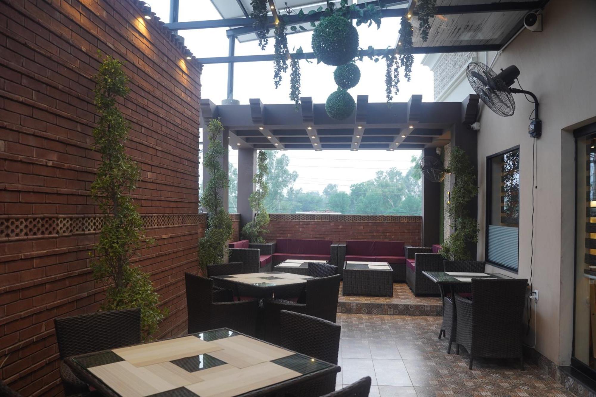 Swarg Hotel Sahiwal ภายนอก รูปภาพ