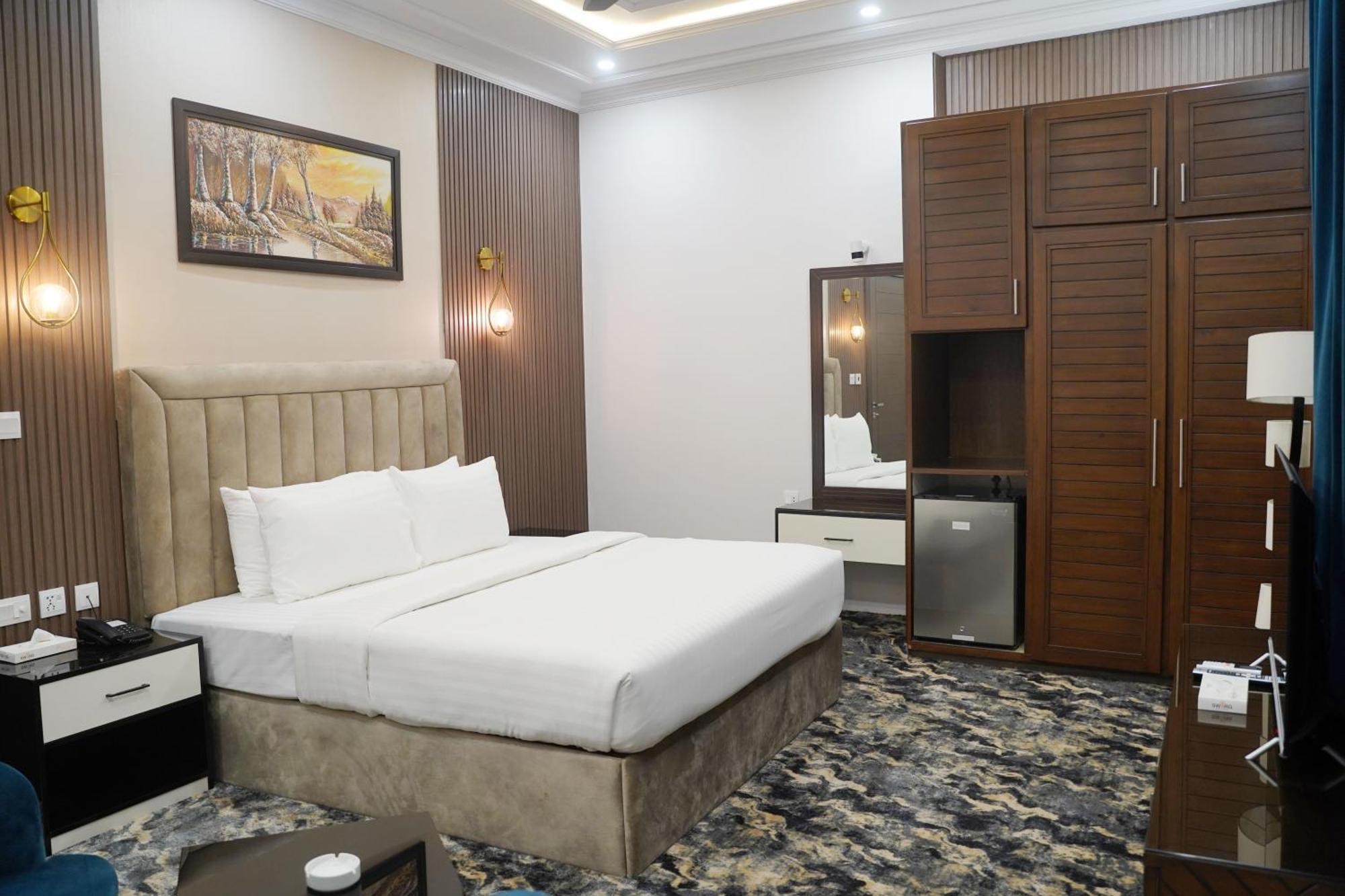 Swarg Hotel Sahiwal ภายนอก รูปภาพ